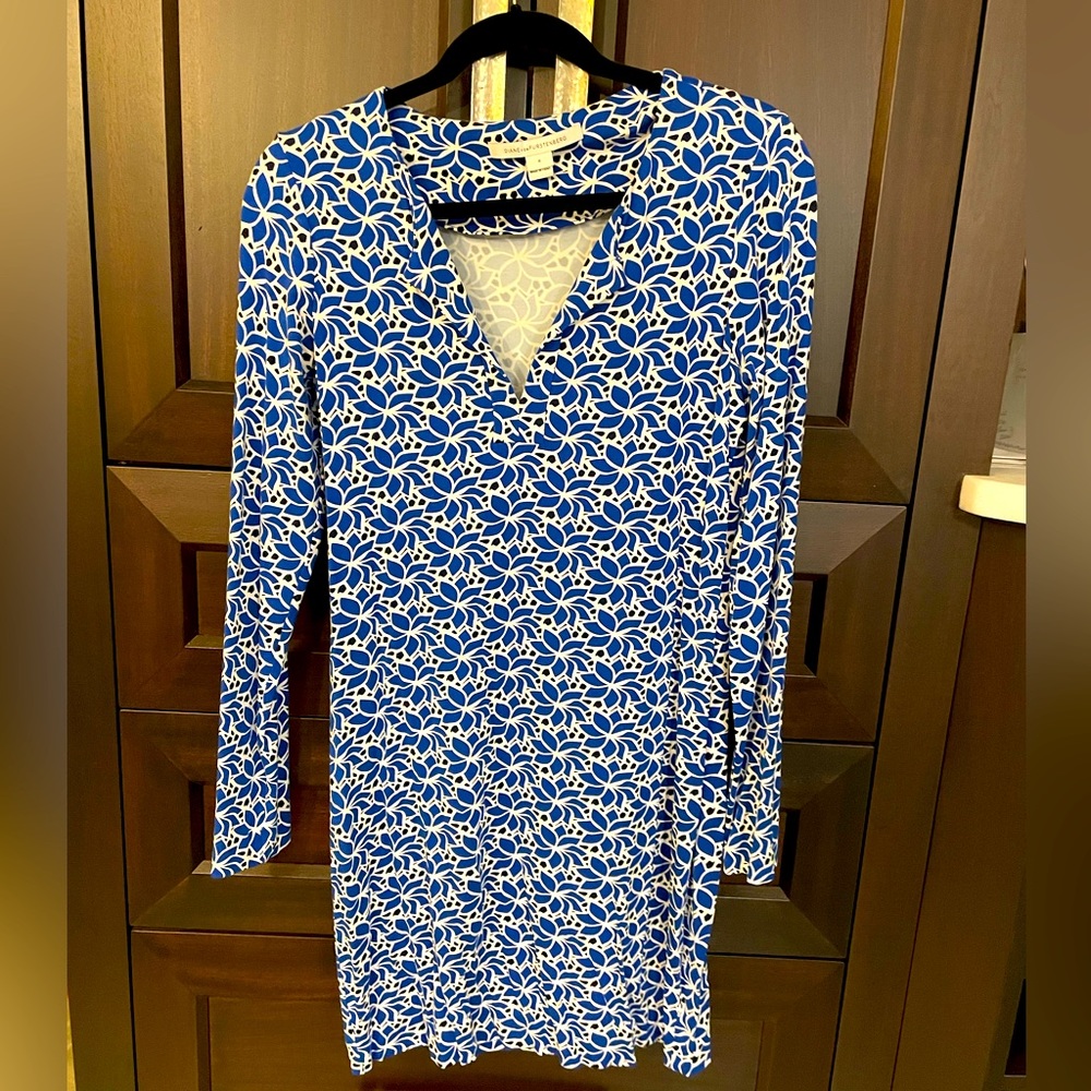 Diane vonFurstenberg loose V neck slip-on Long sleeve dress Size 8